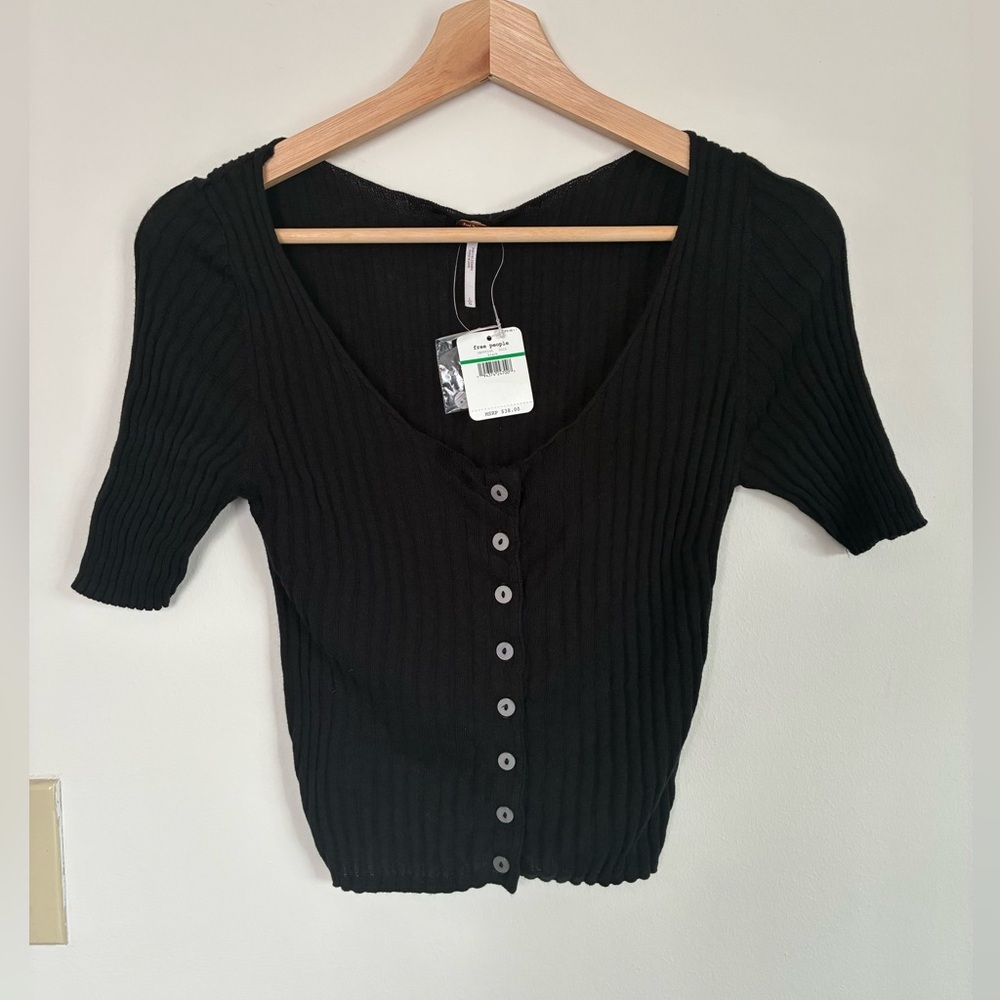 Free People Little Cutie Cardigan Top Large Black Cropped Button Ribbed NWT - Picture 3 of 7